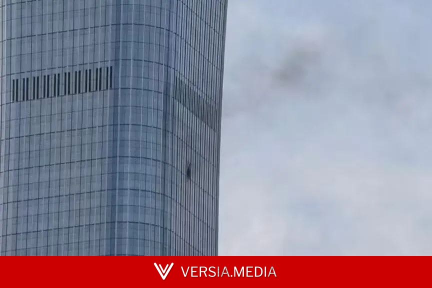 Una avioneta se estrella contra el edificio más alto de Pekín